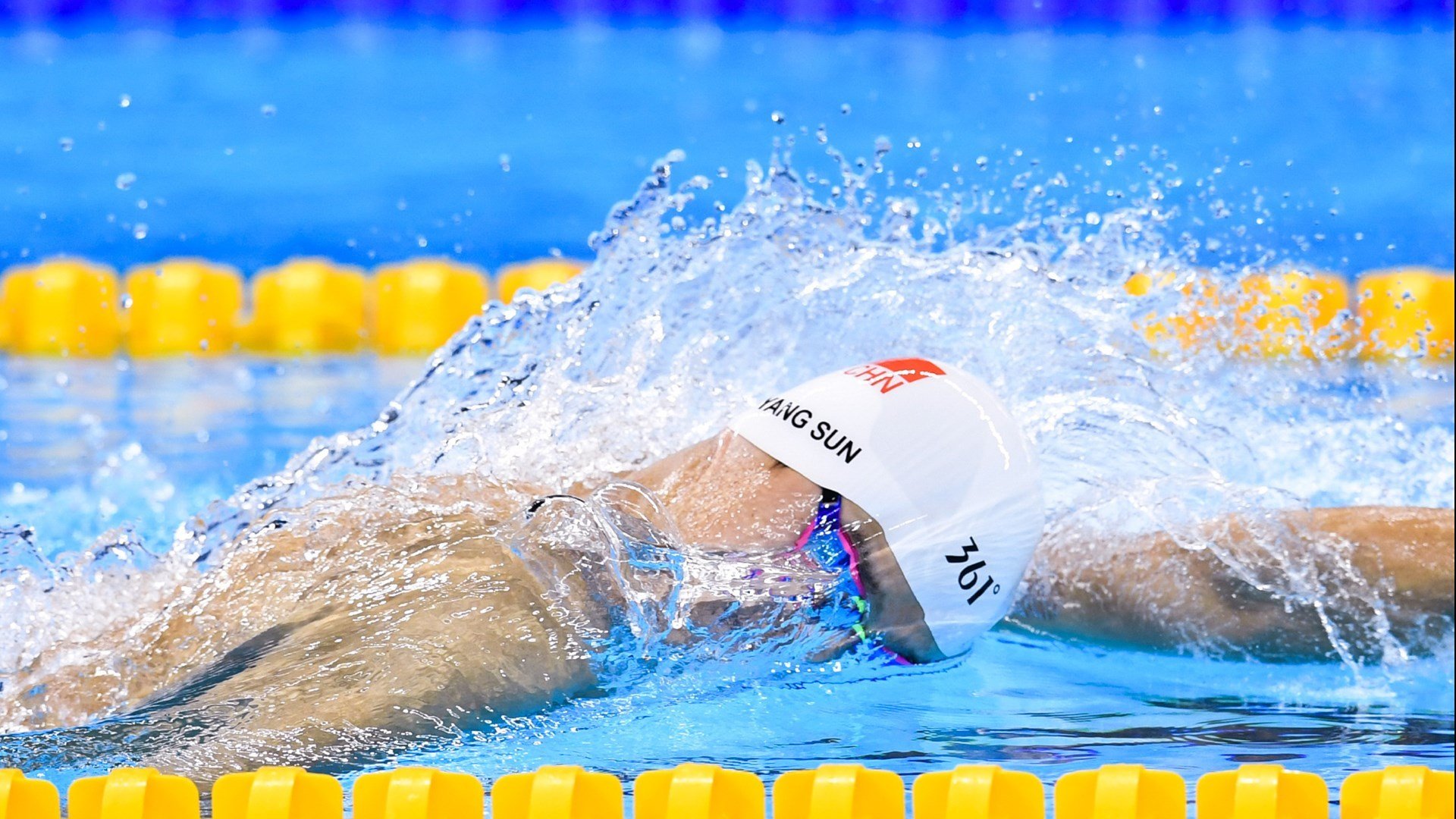 世界滑雪巡回赛中国选手再创佳绩,摘得多枚奖牌,国际滑雪冠军