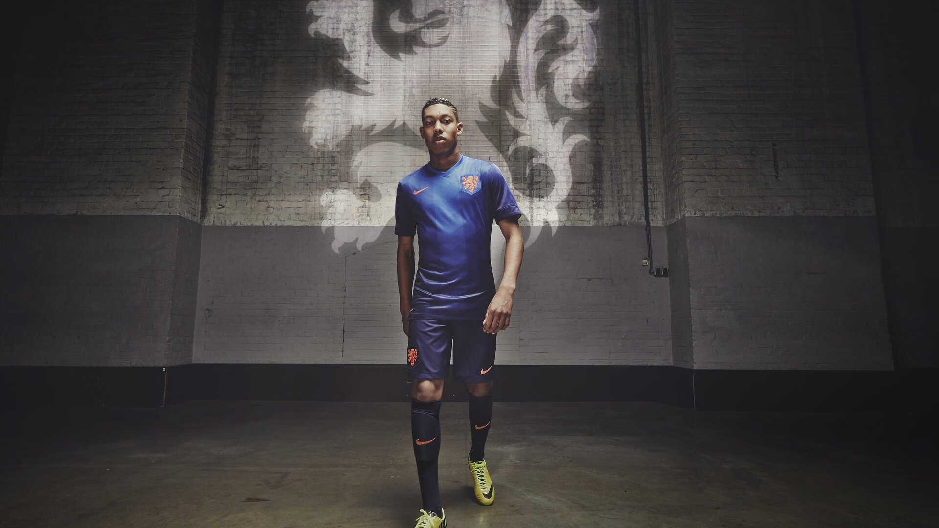 爱游戏电竞官网-国足体能教练谈备战计划及恢复训练，国家足球队体能教练